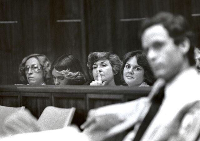 Tijdens de processen tegen Ted Bundy werden de rechtszittingen bijgewoond door een ongebruikelijke groupie-fanbase van jonge vrouwen, gefascineerd door zijn charisma; Reddit